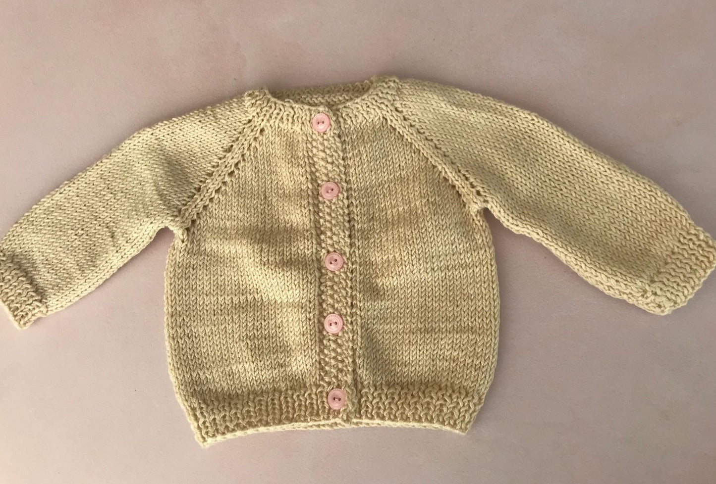 Chaleco Beige Botón Rosado