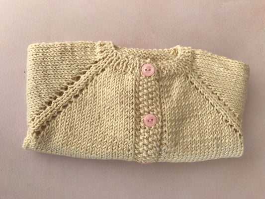 Chaleco Beige Botón Rosado